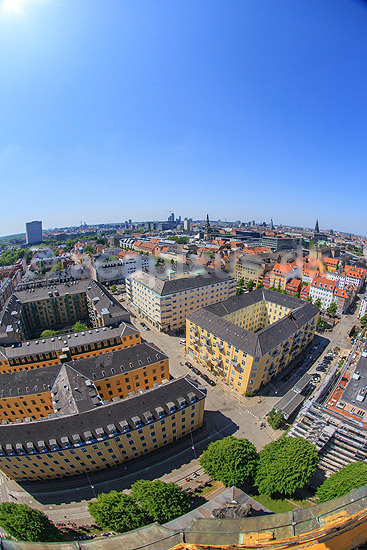 Christianshavn og K�benhavn City. Christianshavn og K�benhavn City set fra Vor Frelser Kirke. Med bla Christiansborg, den nedbr�ndte B�rsen, Den Sorte Diamant, Udenrigsministeriet, Nikolaj Kunsthal og Holmens Kanal; ; Christianshavn / K�benhavn; Danmark; ; sev�rdigheder; Storby, beboelseshuse, lejligheder, etageejendomme, spir, t�rne, Stor K�benhavn