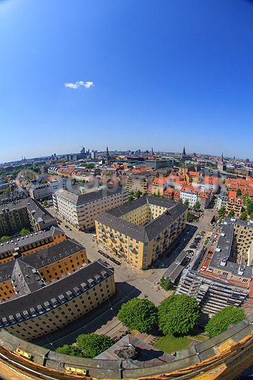 Christianshavn og K�benhavn City. Christianshavn og K�benhavn City set fra Vor Frelser Kirke. Med bla Christiansborg, den nedbr�ndte B�rsen, Den Sorte Diamant, Udenrigsministeriet, Nikolaj Kunsthal og Holmens Kanal; ; Christianshavn / K�benhavn; Danmark; ; sev�rdigheder; Storby, beboelseshuse, lejligheder, etageejendomme, spir, t�rne, Stor K�benhavn