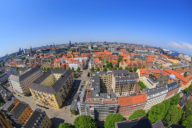Christianshavn og K�benhavn City. Christianshavn og K�benhavn City set fra Vor Frelser Kirke. Med bla Christiansborg, den nedbr�ndte B�rsen, Den Sorte Diamant, Udenrigsministeriet, Nikolaj Kunsthal og Holmens Kanal; ; Christianshavn / K�benhavn; Danmark; ; sev�rdigheder; Storby, beboelseshuse, lejligheder, etageejendomme, spir, t�rne, Stor K�benhavn