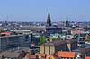 Christianshavn og K�benhavn City. Christianshavn og K�benhavn City set fra Vor Frelser Kirke. Med bla Christiansborg, den nedbr�ndte B�rsen, Udenrigsministeriet og Holmens Kanal  Christianshavn / K�benhavn Danmark  sev�rdigheder Storby, beboelseshuse, lejligheder, etageejendomme, spir, t�rne, Stor K�benhavn