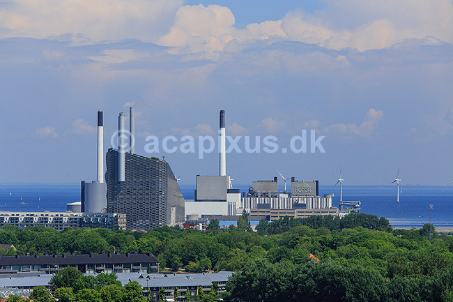 CopenHill og Amagerv�rket . CopenHill og Amagerv�rket , Vattenfall Varmekraftv�rk HOFOR, med skorstene set fra Vor Frelser Kirke; ; Christianshavn / K�benhavn; Danmark; ; ; Kraftvarmev�rk, Kraftvarmev�rker, varme, kraftv�rk, CO2, energi, fjernvarme 