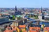 Christianshavn og K�benhavn City. Christianshavn og K�benhavn City set fra Vor Frelser Kirke. Med bla Christiansborg, den nedbr�ndte B�rsen, Udenrigsministeriet og Holmens Kanal  Christianshavn / K�benhavn Danmark  sev�rdigheder Storby, beboelseshuse, lejligheder, etageejendomme, spir, t�rne, Stor K�benhavn
