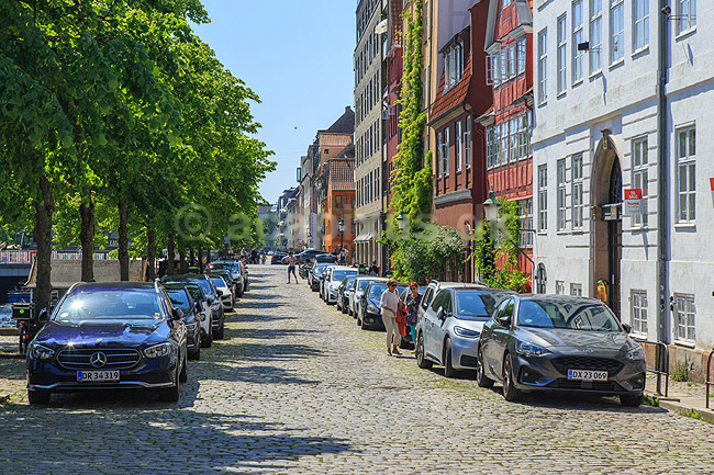 Christianshavn. Biler parkeret p� den brostensbelagte Overgaden Neden Vandet gade med gamle bindingsv�rkshuse; ; Christianshavn / K�benhavn; Danmark; ; sev�rdigheder; Storby, beboelseshuse, lejligheder, etageejendomme, Stor K�benhavn