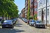 Christianshavn. Biler parkeret p� den brostensbelagte Overgaden Neden Vandet gade med gamle bindingsv�rkshuse  Christianshavn / K�benhavn Danmark  sev�rdigheder Storby, beboelseshuse, lejligheder, etageejendomme, Stor K�benhavn