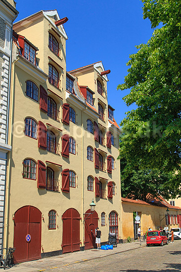Christianshavn. Gammelt pakhus p� den brostensbelagte Overgaden Neden Vandet gade; ; Christianshavn / K�benhavn; Danmark; ; sev�rdigheder; Storby, beboelseshuse, lejligheder, etageejendomme, Stor K�benhavn