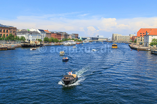 K�benhavns Havn. Motorb�de i K�benhavns Havn med Havnegade til venstre og Christianshavn til h�jre. I baggrunden Operahuset og den nye bebyggelse p� Papir�en; ; K�benhavn; Danmark; ; ; 