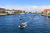 K�benhavns Havn. Motorb�de i K�benhavns Havn med Havnegade til venstre og Christianshavn til h�jre. I baggrunden Operahuset og den nye bebyggelse p� Papir�en  K�benhavn Danmark   