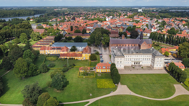 Sor�. Sor� med Sor� Akademi i forgrunden og der bagved Sor� Klosterkirke. Sor� Akademis Skole, eller blot Akademiet, fungerer som alment gymnasium, hvoraf nogle bor p� skolens kostskole. Det er landets eneste tilbagev�rende statsskole under Ministeriet for B�rn og Undervisning; ; Sor�; Danmark; ; ; Skoler, kostskoler