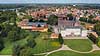 Sor�. Sor� med Sor� Akademi i forgrunden og der bagved Sor� Klosterkirke. Sor� Akademis Skole, eller blot Akademiet, fungerer som alment gymnasium, hvoraf nogle bor p� skolens kostskole. Det er landets eneste tilbagev�rende statsskole under Ministeriet for B�rn og Undervisning  Sor� Danmark   Skoler, kostskoler