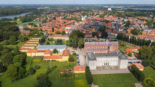 Sor�. Sor� med Sor� Akademi i forgrunden og der bagved Sor� Klosterkirke. Sor� Akademis Skole, eller blot Akademiet, fungerer som alment gymnasium, hvoraf nogle bor p� skolens kostskole. Det er landets eneste tilbagev�rende statsskole under Ministeriet for B�rn og Undervisning; ; Sor�; Danmark; ; ; Skoler, kostskoler