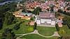 Sor�. Sor� med Sor� Akademi i forgrunden og der bagved Sor� Klosterkirke. Sor� Akademis Skole, eller blot Akademiet, fungerer som alment gymnasium, hvoraf nogle bor p� skolens kostskole. Det er landets eneste tilbagev�rende statsskole under Ministeriet for B�rn og Undervisning  Sor� Danmark   Skoler, kostskoler