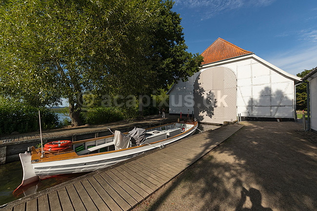 Viking. B�dfartens f�rge Viking fort�jet i havnen ved Skipperhuset og Chaluphuset; ; Esrum S� / S�rup / Fredensborg; Danmark; ; ; F�rger, turf�rge, f�rgerundfart