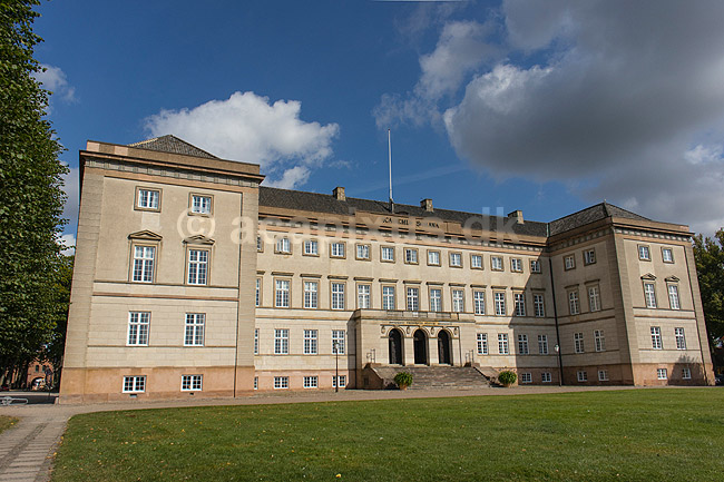 Sor� Akademi. Sor� Akademis Skole, eller blot Akademiet, fungerer som alment gymnasium, hvoraf nogle bor p� skolens kostskole. Det er landets eneste tilbagev�rende statsskole under Ministeriet for B�rn og Undervisning; ; Sor�; Danmark; ; ; Skoler, kostskoler