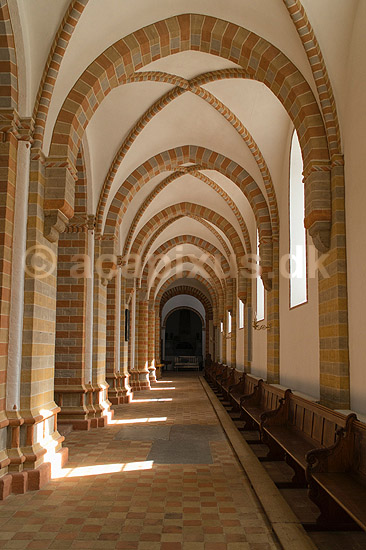 Sor� Klosterkirke. Sideskibet i Sor� Klosterkirke - bygget som en gravkirke for Hvidesl�gten; ; Sor�; Danmark; ; ; Kirker, kristendom, Absalon