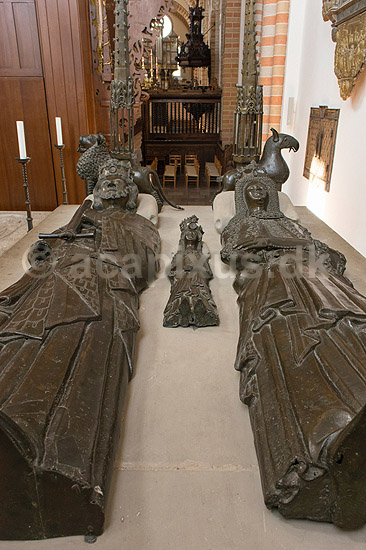 Sor� Klosterkirke. Kong Christoffer (1276-1332) og dronning Eufemia - bronze-effegier p� deres sarkofag sammen med et af deres seks b�rn; ; Sor�; Danmark; ; ; Kirker, kristendom, Konger og dronninger