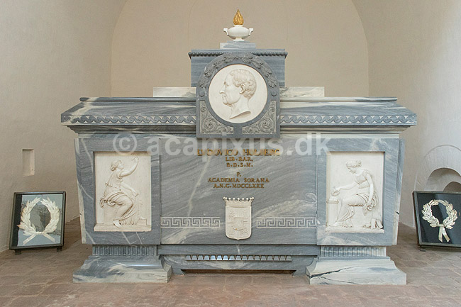 Sor� Klosterkirke. Ludvig Holbergs gravm�le i Sor� Klosterkirke. Da Ludvig Holberg d�de i 1754, blev hans kiste stillet i kirkens kor - f�rst i 1780 fik billedhuggeren Johs. Wiedewelt til opgave at udf�re det smukke gravm�le, der nu st�r i kapellet i nordre korsarm.; ; Sor�; Danmark; ; ; Kirker, kristendom, Absalon