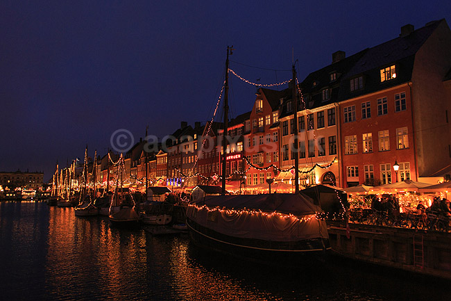 Julemarked p� Nyhavn. Juleudsmykning til Julemarked p� Nyhavn; ; Nyhavn / K�benhavn; Danmark; ; Sev�rdigheder; Julemarkeder, jul, julehandel, handel, juleudsmykning, julestemning