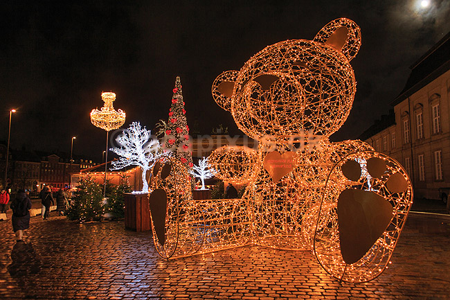 Julemarked. Juleudsmykning til Julemarked p� Bertel Thorvaldsens Plads i K�benhavn; ; Bertel Thorvaldsens Plads / K�benhavn; Danmark; ; Sev�rdigheder; Julemarkeder, jul, julehandel, handel, juleudsmykning, julestemning