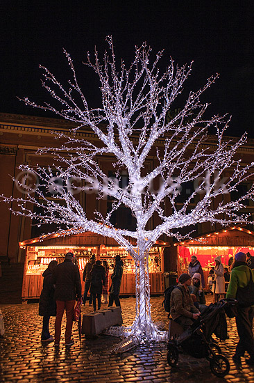 Julemarked. Juleudsmykning til Julemarked p� Bertel Thorvaldsens Plads i K�benhavn; ; Bertel Thorvaldsens Plads / K�benhavn; Danmark; ; Sev�rdigheder; Julemarkeder, jul, julehandel, handel, juleudsmykning, julestemning