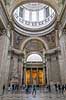 Pantheon i Paris. Panheon, som oprindeligt var bygget som kirke, men nu fungerer som mausoleum siden Victor Hugos begravelse  Paris Frankrig   Sev�rdigheder, Sainte-Genevieve kirken, AUX GRANDS HOMMES LA PATRIE RECONNAISSANTE,Til store m�nd f�drelandets taknemmelighed