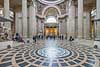 Pantheon i Paris. Panheon, som oprindeligt var bygget som kirke, men nu fungerer som mausoleum siden Victor Hugos begravelse  Paris Frankrig   Sev�rdigheder, Sainte-Genevieve kirken, AUX GRANDS HOMMES LA PATRIE RECONNAISSANTE,Til store m�nd f�drelandets taknemmelighed