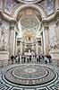 Pantheon i Paris. Foucault's pendul i Panheon, som oprindeligt var bygget som kirke, men nu fungerer som mausoleum siden Victor Hugos begravelse  Paris Frankrig   Sev�rdigheder, Sainte-Genevieve kirken, AUX GRANDS HOMMES LA PATRIE RECONNAISSANTE,Til store m�nd f�drelandets taknemmelighed