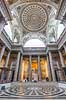 Pantheon i Paris. Panheon, som oprindeligt var bygget som kirke, men nu fungerer som mausoleum siden Victor Hugos begravelse  Paris Frankrig   Sev�rdigheder, Sainte-Genevieve kirken, AUX GRANDS HOMMES LA PATRIE RECONNAISSANTE,Til store m�nd f�drelandets taknemmelighed