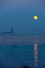 M�ne og �resundsbroen. �resundsbroen med den opg�ende fuldm�ne i baggrunden set fra Drag�r  �resund / Drag�r Danmark  Sev�rdigheder Bj�lkebro og skr�stagsbro, bro, broer, brobyggeri, broforbindelse, brokonstruktion, b�lt, b�lter, Dansk-Svenske forbindelse, farvand, h�ngebro, h�jbro, infrastruktur, jernbaneforbindelse, modlysbilleder, motorvej, pendling, pendlere, silhuet, solen, solenergi, solopgange, str�de, Sund & B�lt, Svensk-danska Brof�rbindelsen, SVEDAB, Sverigesforbindelse, trafik, transport, vej, veje, �resund, �resundsbro Konsortiet, �resundsbroen, �resundsbron, �resundsforbindelsen 