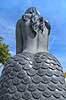 Den Store Havfrue statue p� Drag�r Havn. Den Store Havfrue, bestilt af Peter Bech, udf�rt i Kina i kinesisk granit, blev i 2006 rejst over for skulpturen Isbj�rn med unger p� Langeliniekajen og blev i 2018 flyttet til Drag�r Fort. Blev i 2025 anklaget for at v�re sexistisk, pornografisk og vulg�r og Drag�r Kommune �nsker den fjernet. Alle adspurgte under fortograferingen anser den dog som smuk og mener den om noget skulle have en mere fremtr�dende plads.  Drag�r Danmark  sev�rdigheder Havfruer, skulpturer