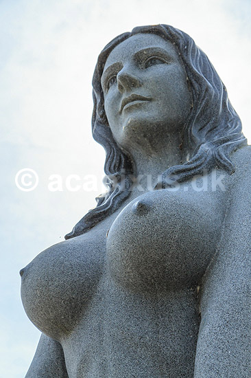 Den Store Havfrue statue p� Drag�r Havn. Den Store Havfrue, bestilt af Peter Bech, udf�rt i Kina i kinesisk granit, blev i 2006 rejst over for skulpturen Isbj�rn med unger p� Langeliniekajen og blev i 2018 flyttet til Drag�r Fort. Blev i 2025 anklaget for at v�re sexistisk, pornografisk og vulg�r og Drag�r Kommune �nsker den fjernet. Alle adspurgte under fortograferingen anser den dog som smuk og mener den om noget skulle have en mere fremtr�dende plads.; ; Drag�r; Danmark; ; sev�rdigheder; Havfruer, skulpturer