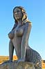 Den Store Havfrue statue p� Drag�r Havn. Den Store Havfrue, bestilt af Peter Bech, udf�rt i Kina i kinesisk granit, blev i 2006 rejst over for skulpturen Isbj�rn med unger p� Langeliniekajen og blev i 2018 flyttet til Drag�r Fort. Blev i 2025 anklaget for at v�re sexistisk, pornografisk og vulg�r og Drag�r Kommune �nsker den fjernet. Alle adspurgte under fortograferingen anser den dog som smuk og mener den om noget skulle have en mere fremtr�dende plads.  Drag�r Danmark  sev�rdigheder Havfruer, skulpturer