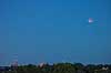 Blodm�ne over Roskilde. Blodm�nen er st�et op over Roskilde den 7 september 2025. I horsonten ses Roskilde Domkirke og Roskilde kraftvarmev�rk. M�neform�rkelsen var p� sit h�jeste da m�nen var i horisonten, men den var da ikke synlig.  Roskilde Danmark   M�ne, form�rkelse, aften, m�neopgang