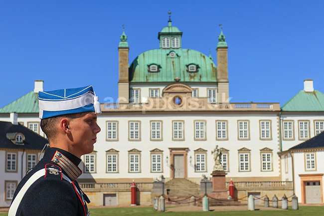 Fredensborg Slot. Livgarder st�r vagt foran Fredensborg Slot - med spidshue pga varmen; ; Fredensborg Slot / Fredensborg; Danmark; ; ; Slotte, kongeslotte, Livgarden hvidt vagtkompagni, uniformer