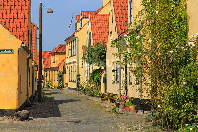 S�nderstr�de i Drag�r. Karakteristiske gule huse i S�nderstr�de i Drag�r; ; Drag�r; Danmark; ; Sev�rdigheder; 