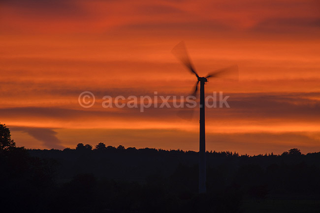 Vindm�lle. Vindm�lle i solnedgang n�r Kattinge ved Roskilde; ; Kattinge / Roskilde; Danmark; ; ; Vindm�lle, vindenergi, energi, str�m, gr�n energi, vedvarende energi