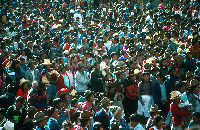 Tilskuere ved Corpus Christi festival i Chinchero i Andesbjergene; ; Cuzco; Peru; Syd Amerika; ; 