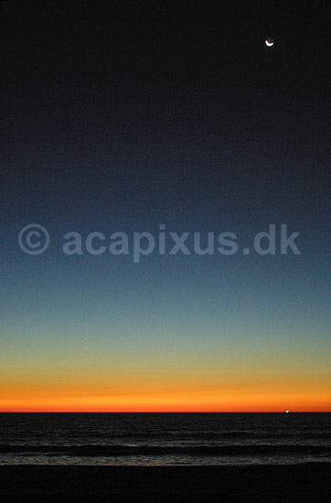 Solnedgang med m�ne over Canal de Mozambique; ; Morondava; Madagaskar; Afrika; ; 