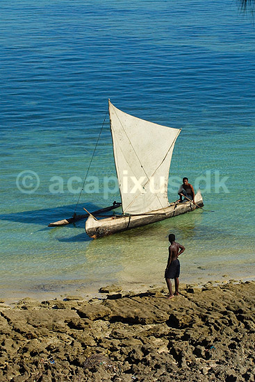 Fisker i pirogue taler med person p� stranden; ; Ifaty; Madagaskar; Afrika; ; 