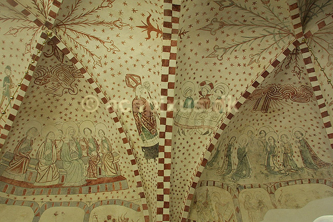 Kalkmalerier i Jetsmark kirke. Pinseunderet, St. Erasmus bliver kogt i olie, M�ltidet i Emmaus, Kristi himmelfart; ; Pandrup / Nordjylland; Danmark; ; ; religion kristendom kultur landsbykirker