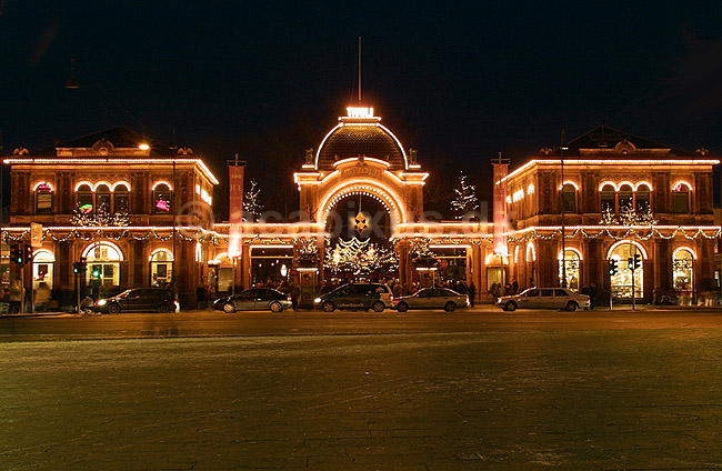 Tivoli set fra Axeltorv.Ved Julemarkedet; ; K�benhavn; Danmark; Europa; ; sev�rdigheder forlystelser