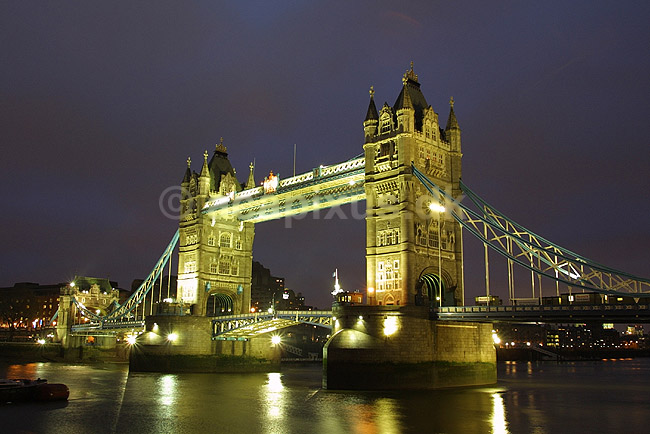 Tower Bridge. Tower Bridge i aftenbelysning; ; London; England; Europa; ; Broer Themsen River Thames Sev�rdigheder