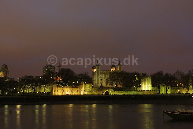 Tower of London. Tower of London i aftenbelysning; ; London; England; Europa; ; Broer Themsen River Thames
