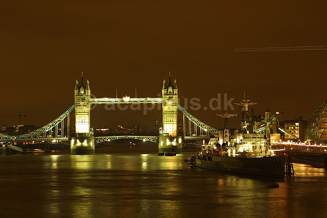 Tower Bridge. Udsigt over Themsen med Tower Bridge i baggrunden i aftenbelysning; ; London; England; Europa; ; Broer Themsen River Thames