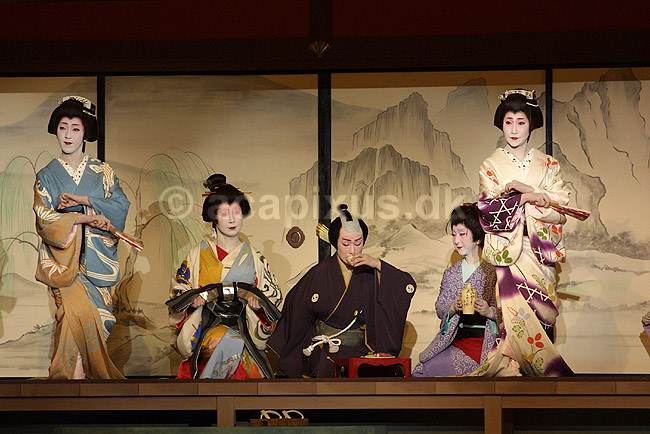 Miyako Odory. Japanske maiko danseinder ved Miyako Odory (Maiko dans) i Kyoto; ; Kyoto; Japan; Asien; ; japansk japanere kvinder makeup make-up kimono