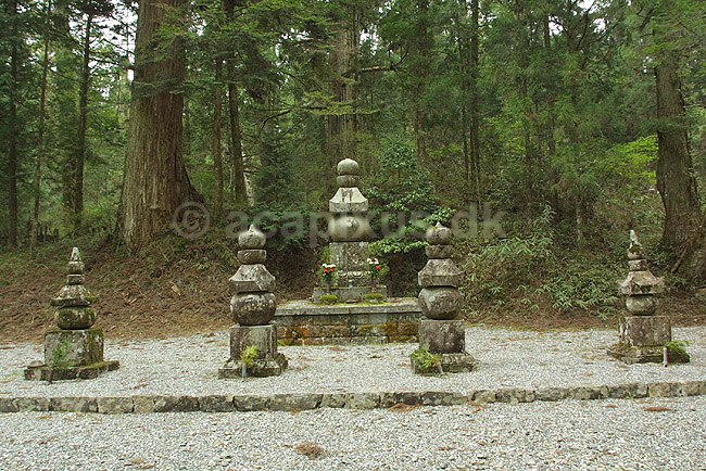 Koya-san. Tokugawa's gravsted p� gravpladsen i Koya-san. Japan's mest eftertragtede gravplads.; ; Koya-san; Japan; Asien; ; gravpladser buddisme buddhism buddistisk