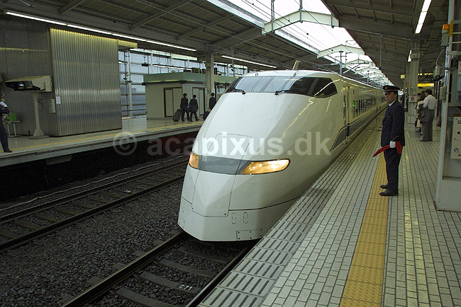 Shinkansen. Shinkansen tog af typen Hikari holder ved perron i JR-Kyoto togstationen; ; JR-Kyoto / Kyoto; Japan; Asien; ; transport bullettrain lyntog 