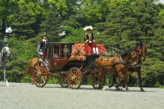 Hestekarret ved Imperial Palace. Ambasad�r k�res ud fra Imperial Palace i Tokyo i hestekarret; ; Imperial Palace Park / Tokyo; Japan; Asien; ; heste diplomati