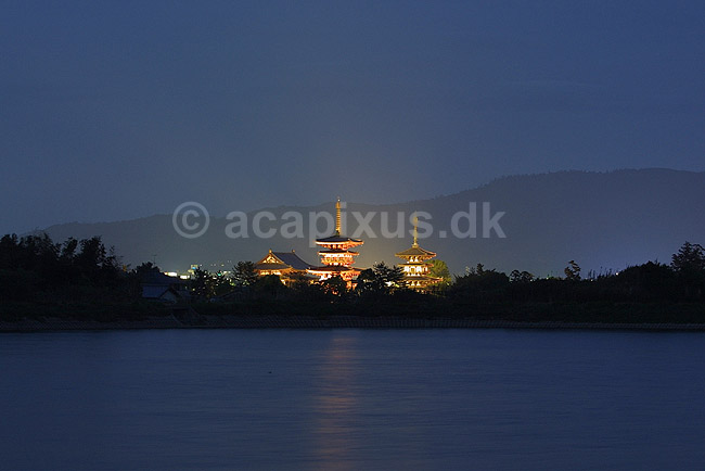 Yakushi-ji. Yakushi-ji templet oplyst i skumringen; ; Yakushi-ji / Nara; Japan; Asien; ; templer buddisme buddhism buddistisk