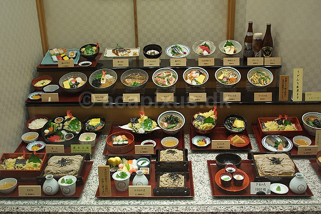 Kaiseki menu. Udstilling af kaiseki menuen i vindue ved restaurant i Kyoto; ; Kyoto; Japan; Asien; ; f�devarer madvarer sushi