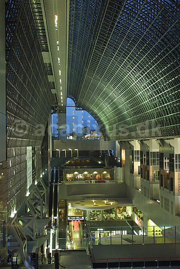 JR-Kyoto togstationen. Vue gennem JR-Kyoto togstationen; ; JR-Kyoto / Kyoto; Japan; Asien; ; transport togstationer futurisme